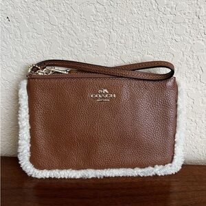 🆕 Coach Saddle Wristlet with Shearling Trim NWT